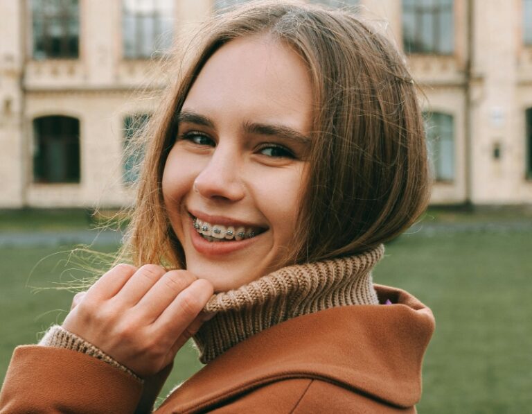 Mujer con brackets sonriendo