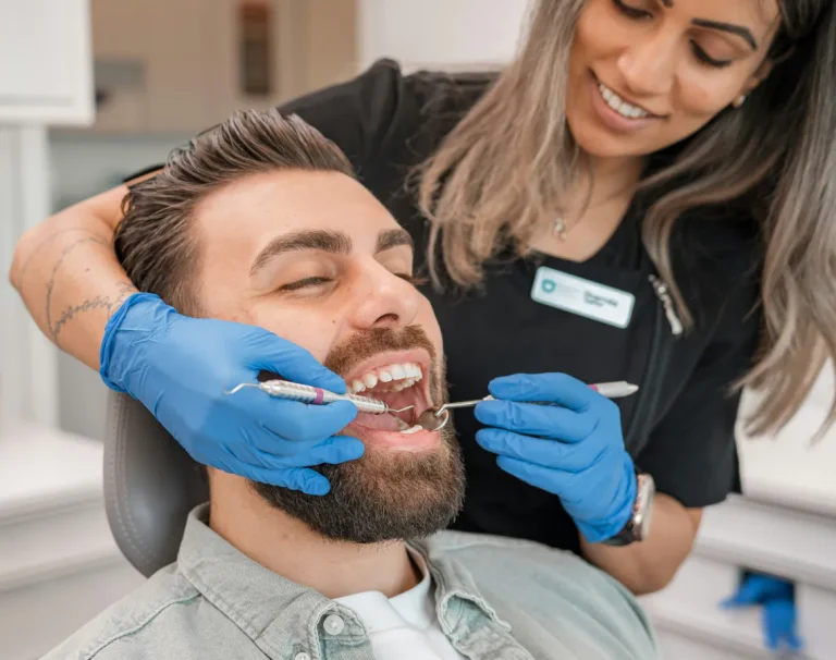 Doctora atendiendo a paciente