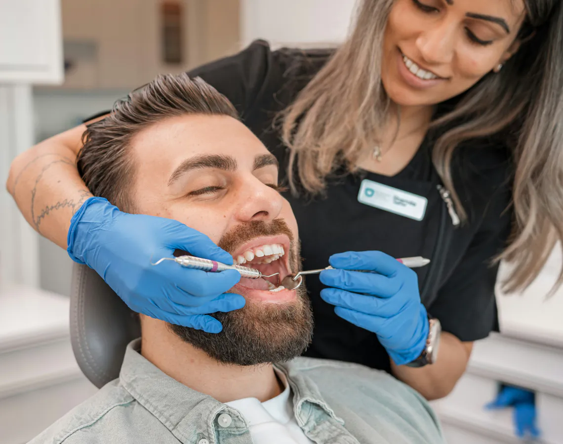 Doctora atendiendo a paciente