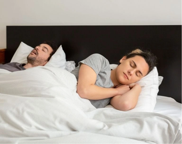 dos adultos durmiendo
