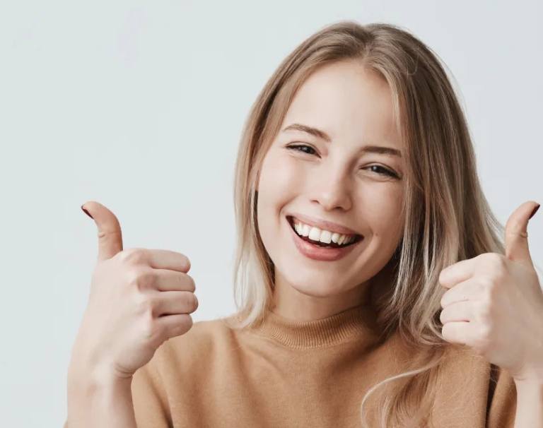 mujer sonriendo
